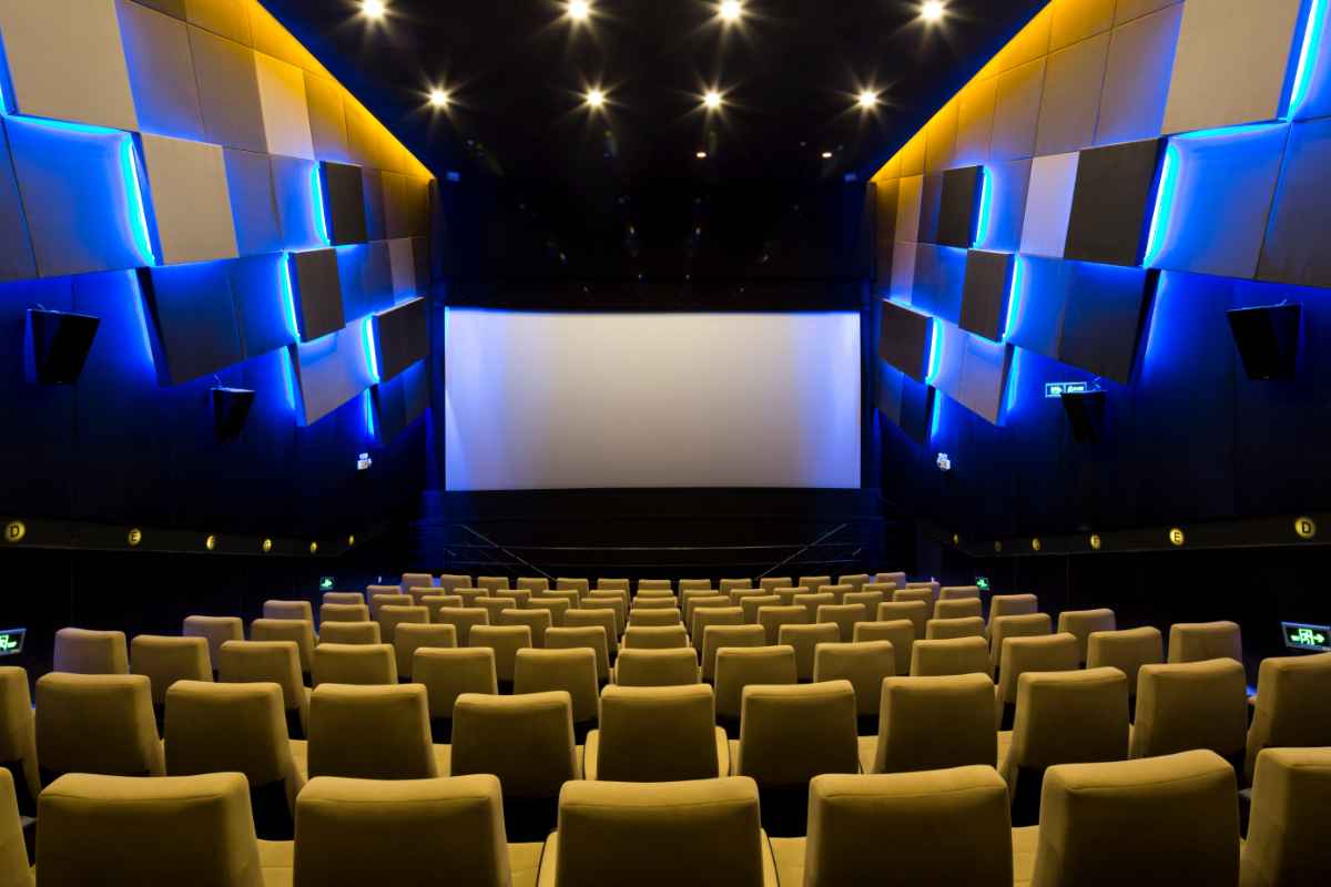 una sala di un cinema con luci led di colore blu accese