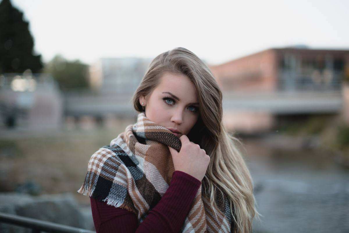 Donna con cappotto e sciarpa