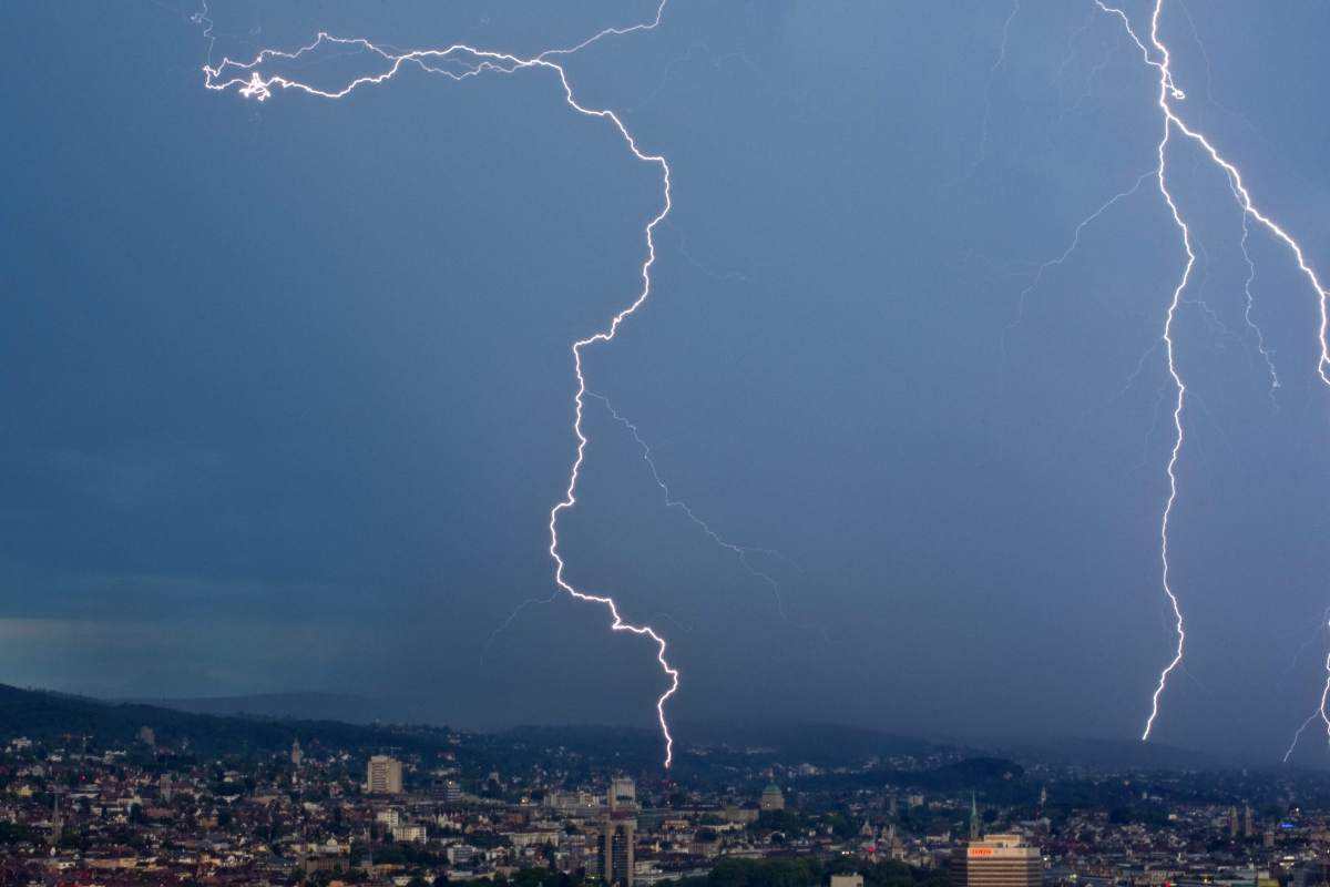 Un fulmine squarcia il cielo italiano