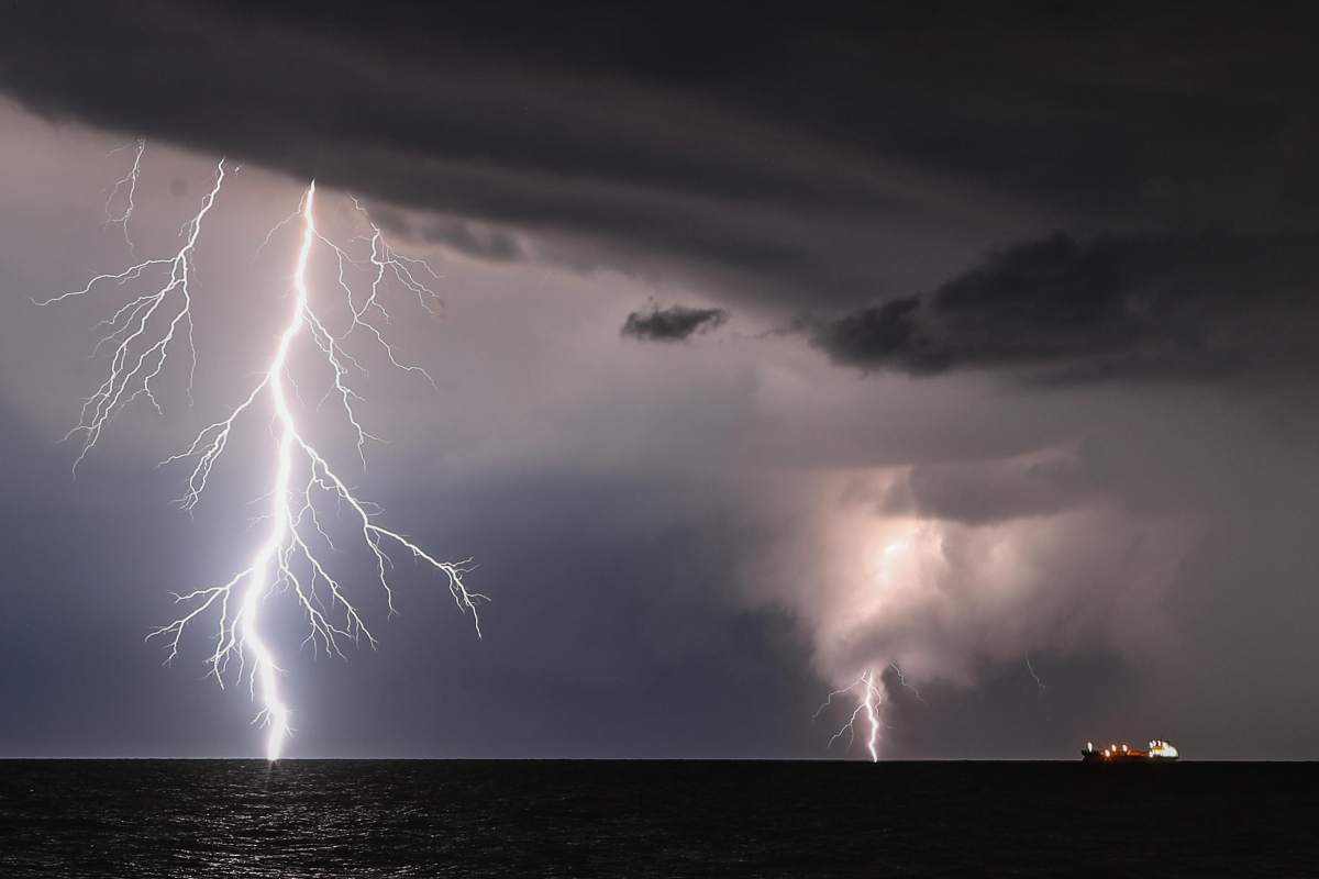 Fulmini che si abbattono nel mare di Ostia