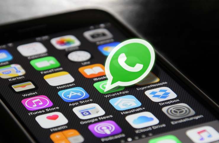 Icona di WhatsApp sopra uno smartphone