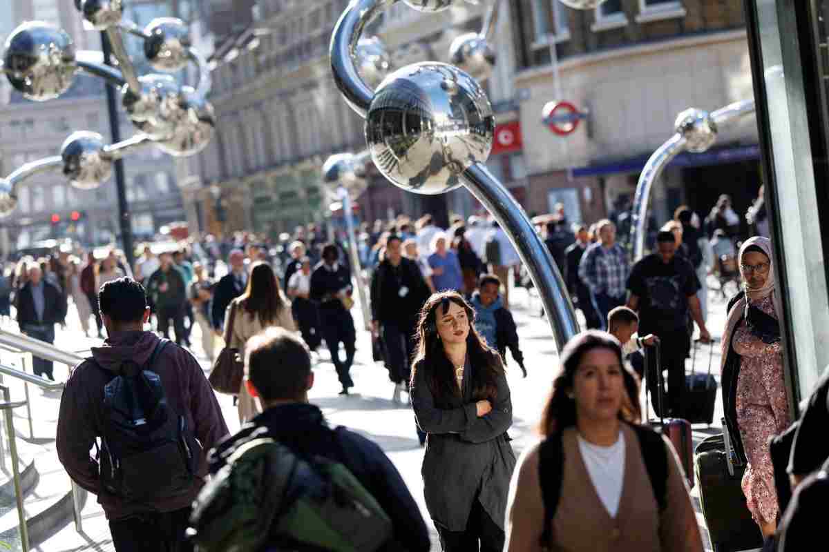 Gente che cammina in strada al centro di Londra