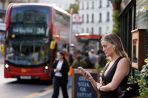 Una donna aspetta il bus nel centro di Londra