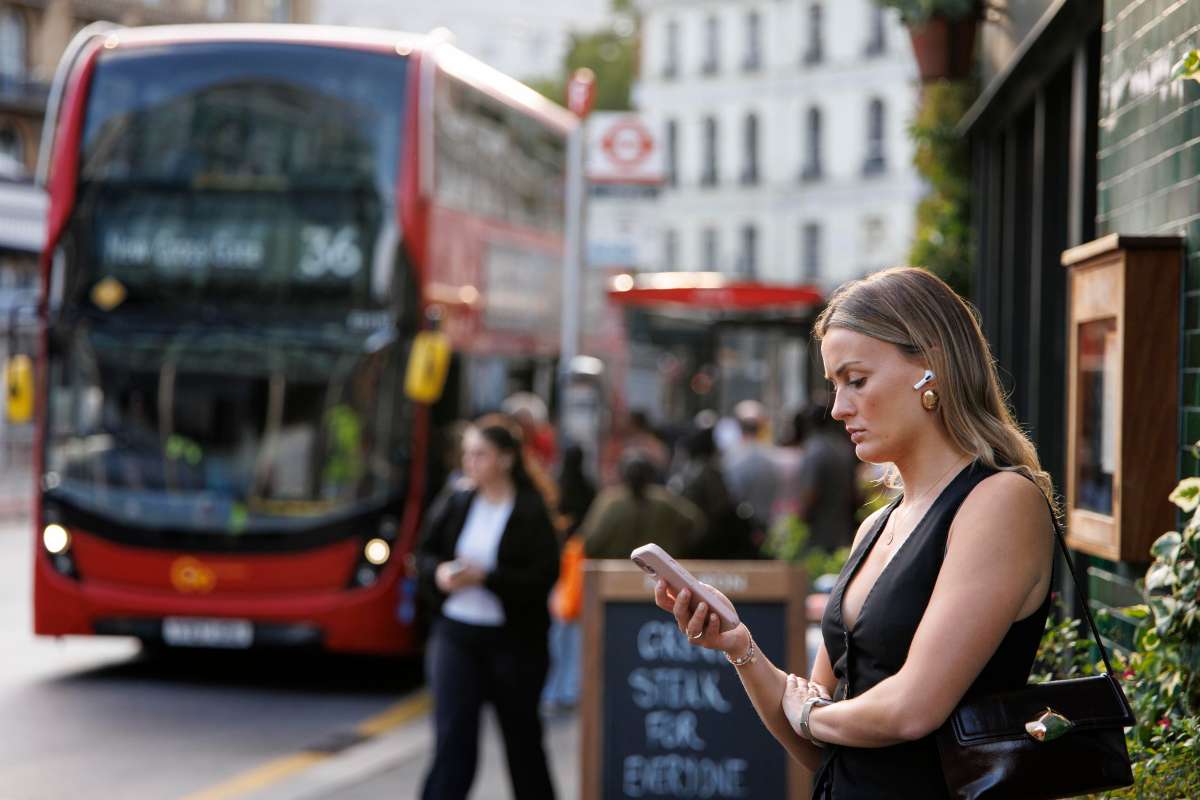 Una donna aspetta il bus nel centro di Londra