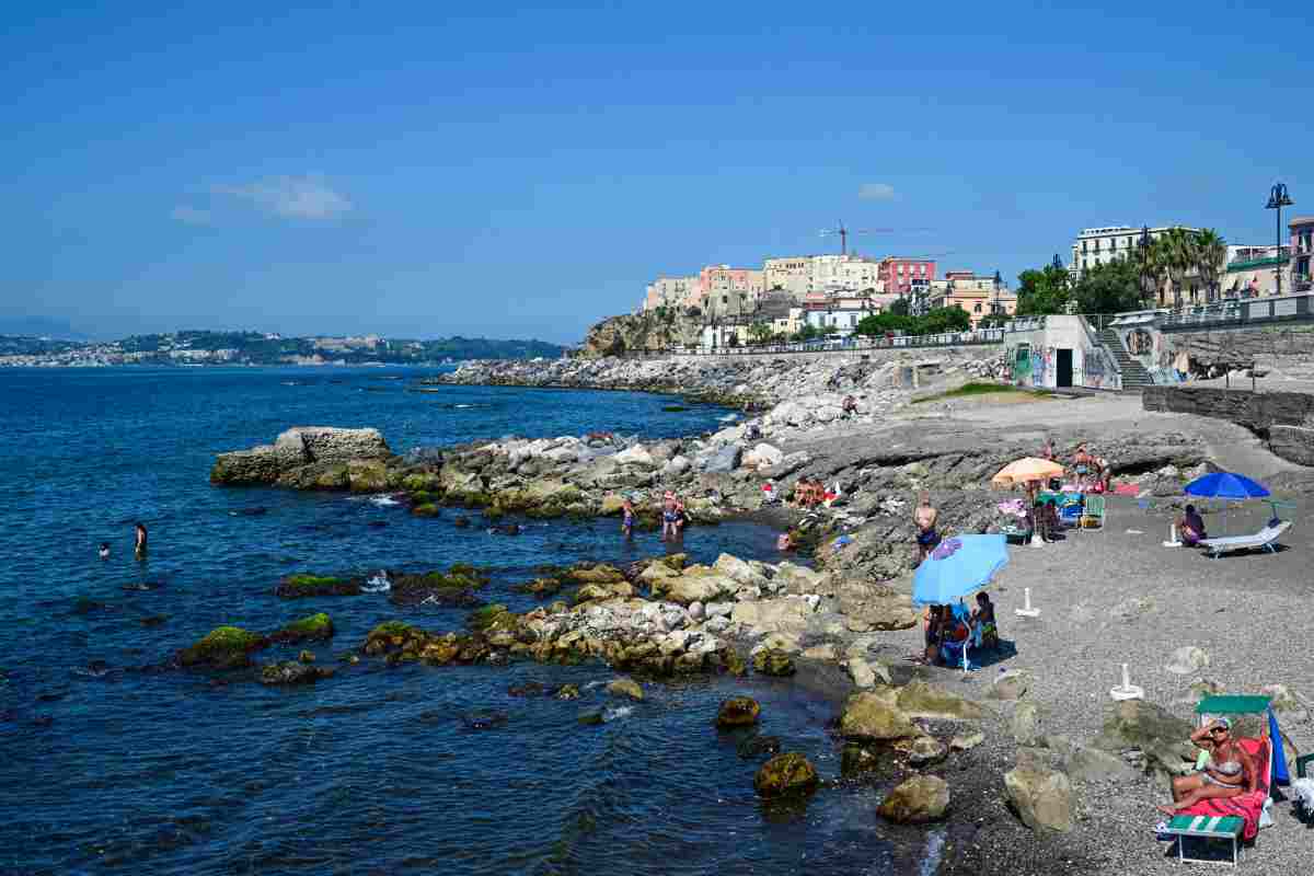 Foto panoramica del lungomare di Pozzuoli