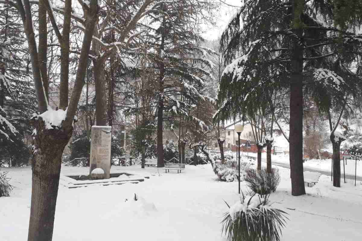 Neve in località di montagna