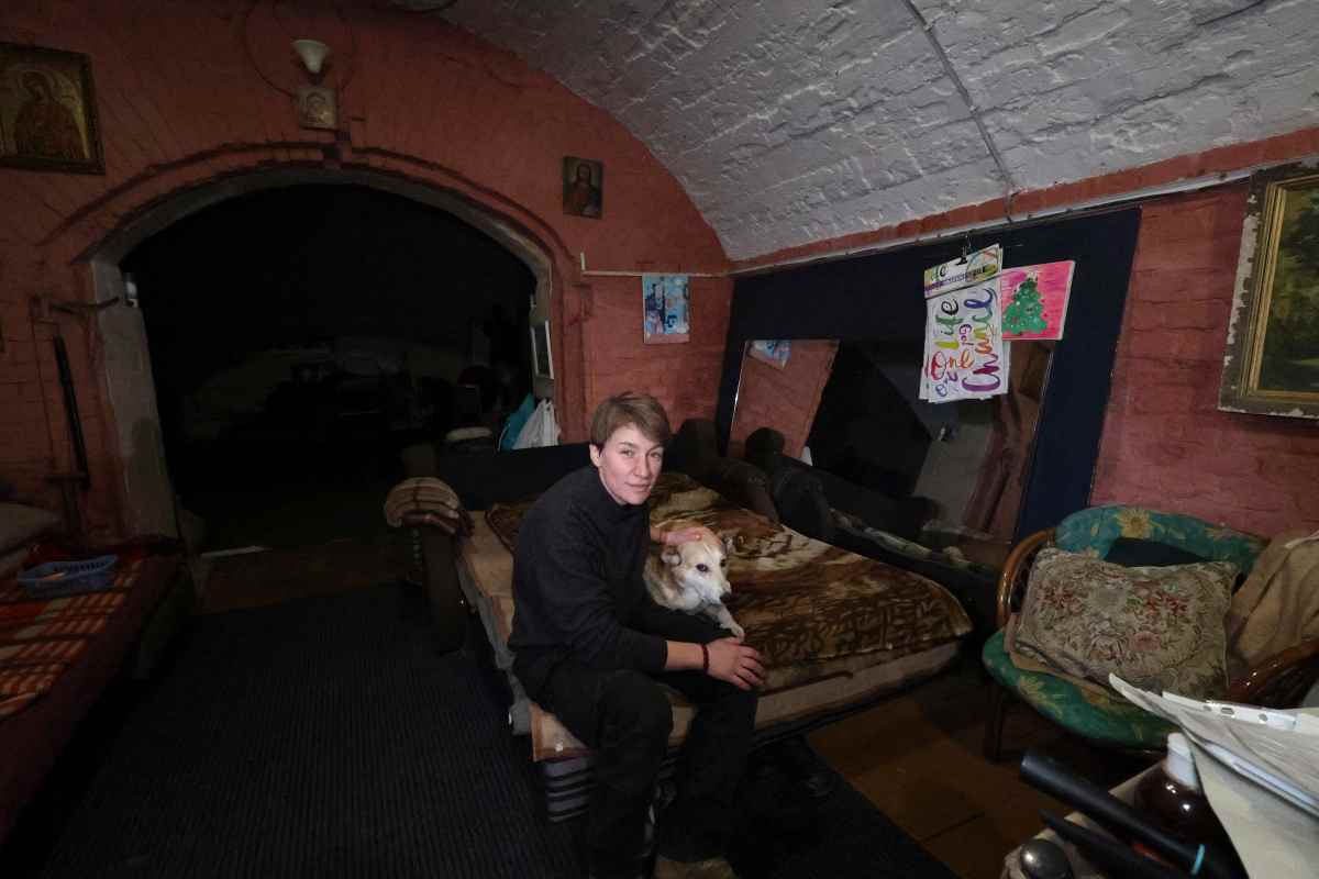 Una donna in un seminterrato