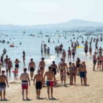 Spiaggia di Rimini affollata di bagnanti