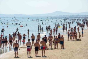 Spiaggia di Rimini affollata di bagnanti