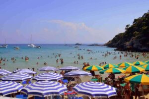 Spiaggia affollata con ombrelloni