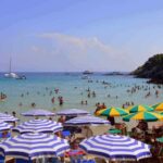 Spiaggia con ombrelloni