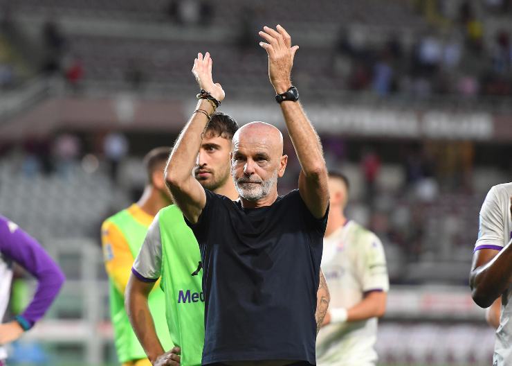 Stefano Pioli applaude i tifosi