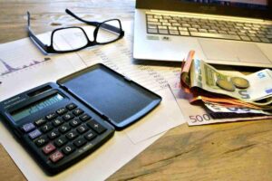 Calcolatrice e soldi per pagare le tasse