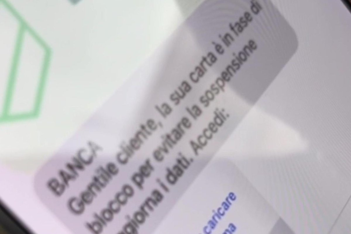 Messaggio di truffa online su uno smartphone