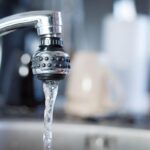 acqua che esce dal rubinetto