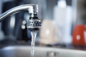 acqua che esce dal rubinetto