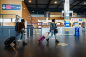 viaggiatori in aeroporto