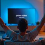 una persona a braccia alzate davanti alla tv con Prime Video
