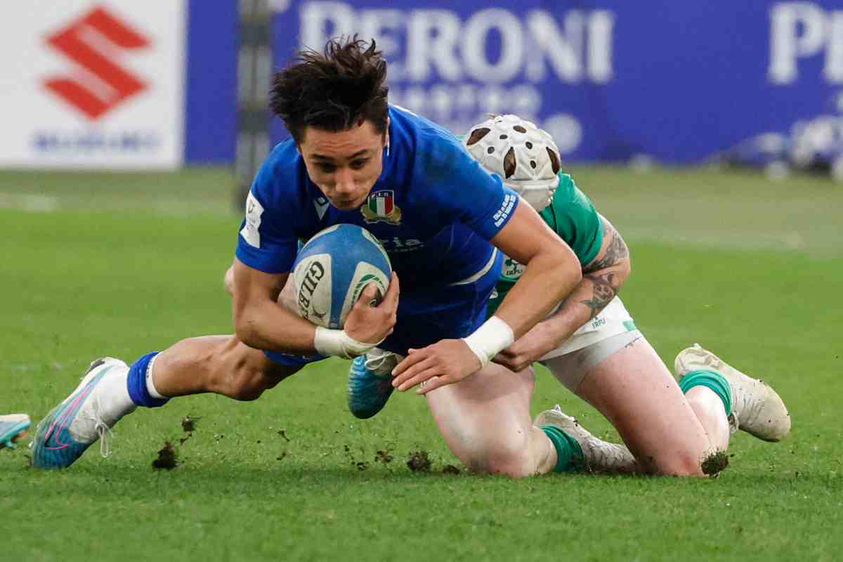 Ange Capuozzo placcato in una partita di rugby