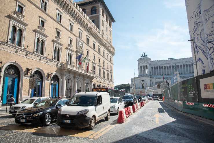 auto nel centro storico di Roma