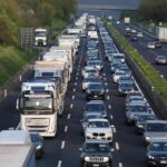 Una lunga coda di auto nel traffico in autostrada
