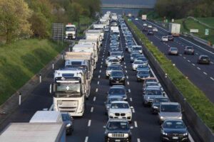 Una lunga coda di auto nel traffico in autostrada