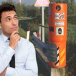 un uomo osserva un autovelox arancione