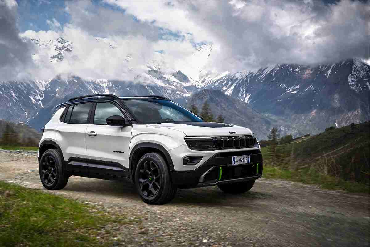 un suv Jeep Avenger di colore bianco