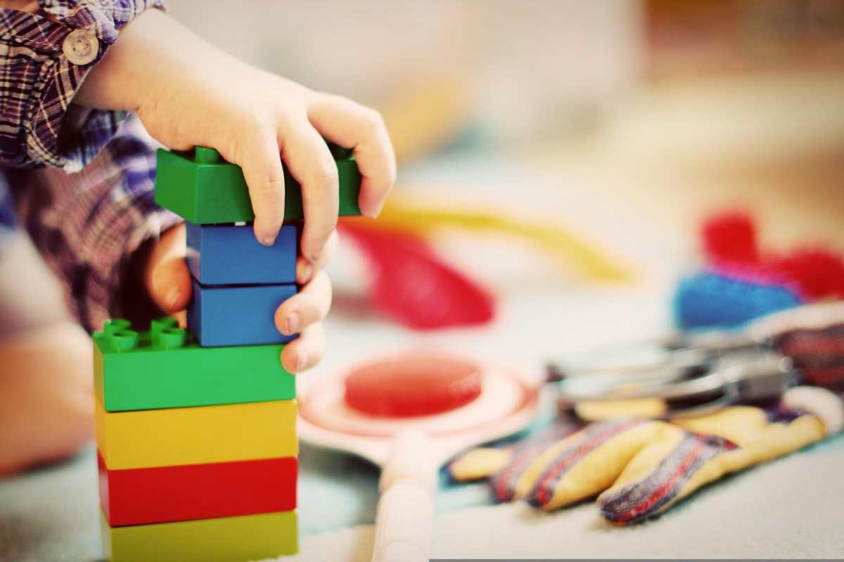 un bambino gioca con le costruzioni