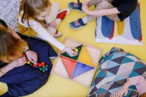 bambini che giocano all'asilo