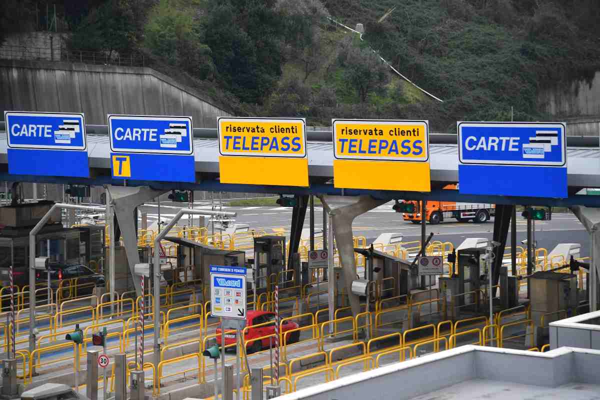 Un'uscita di un casello autostradale