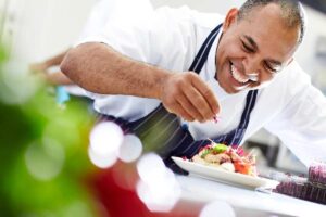 uno chef guarnisce un piatto