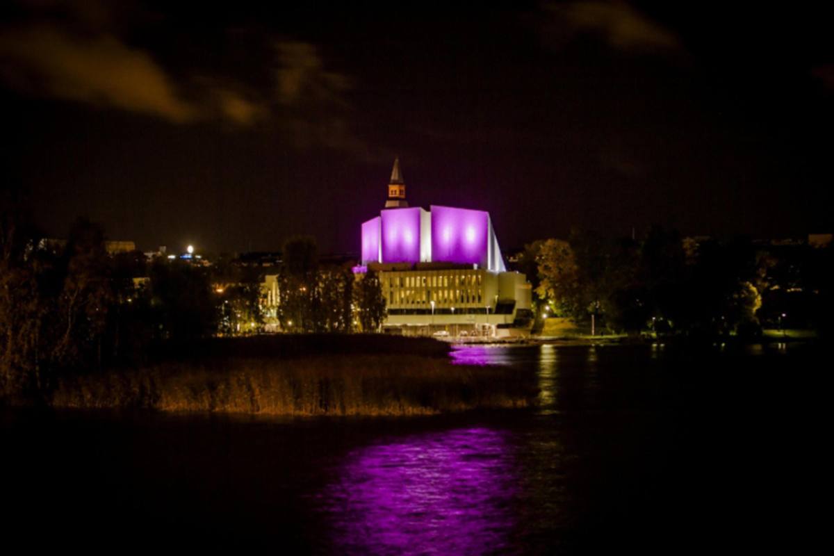 Una veduta di Helsinki di sera