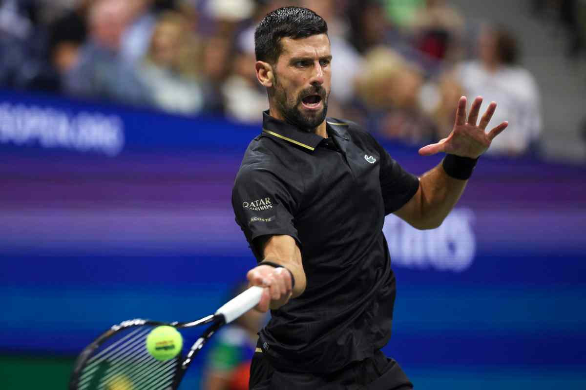Djokovic colpisce la palla di dritto