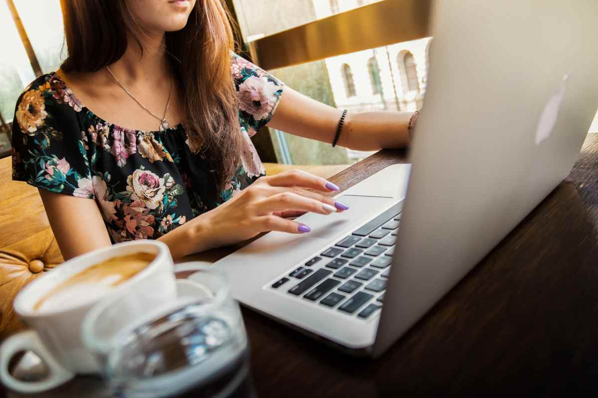 una donna al lavoro al pc