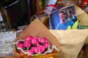 fiori deposti per l'attore Matthew Perry