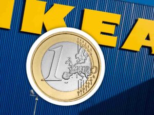 logo Ikea con una moneta da 1 euro