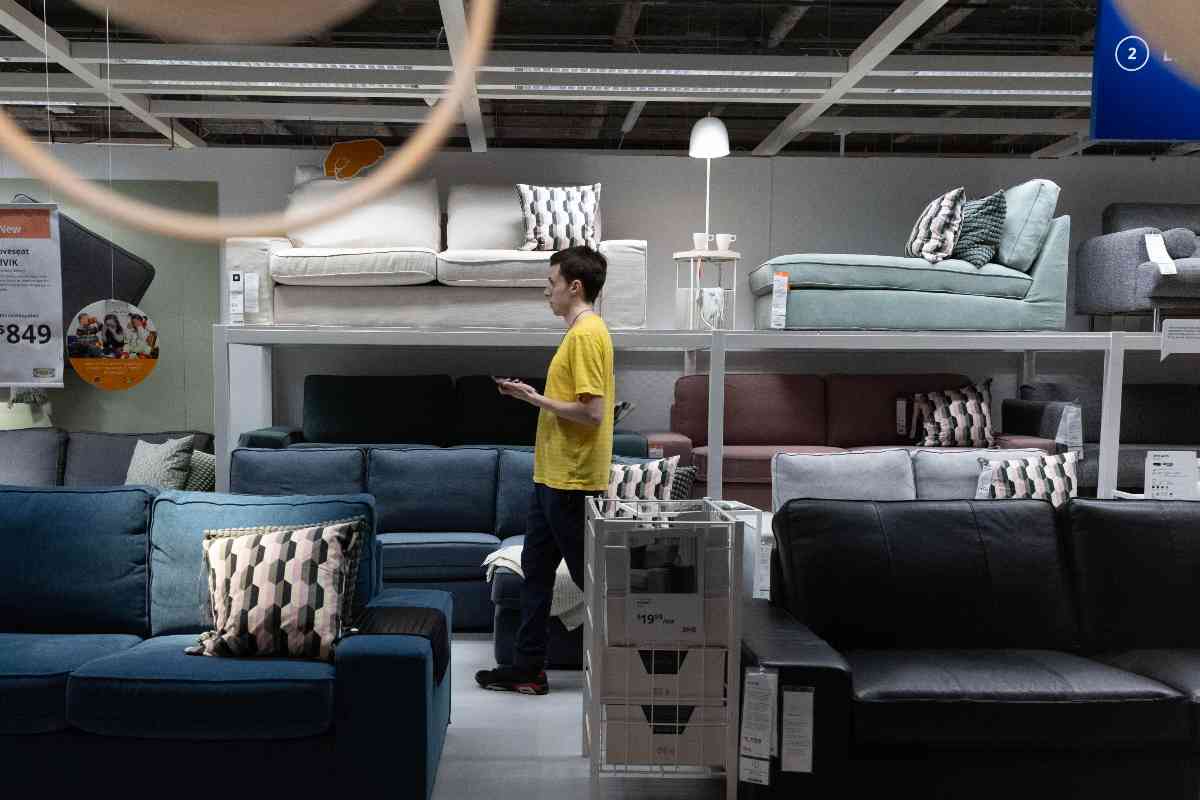 esposizione mobili in un negozio Ikea