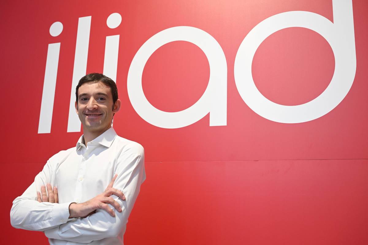 Logo Iliad con l'ad Benedetto Levi in primo piano
