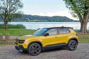 una Jeep Avenger di colore giallo parcheggiata