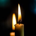 Candele accese in segno di lutto