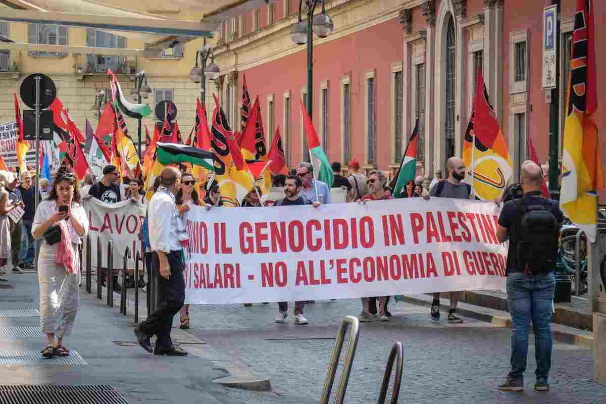 Manifestazione in strada contro le violenze in Palestina