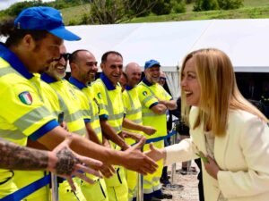 Giorgia Meloni stringe la mano ad alcuni lavoratori
