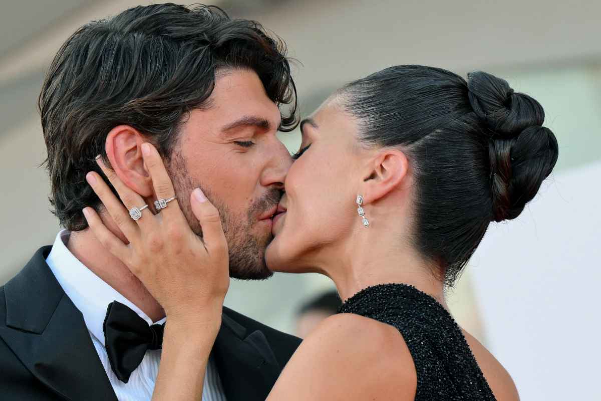 Ignazio e Cecilia si baciano
