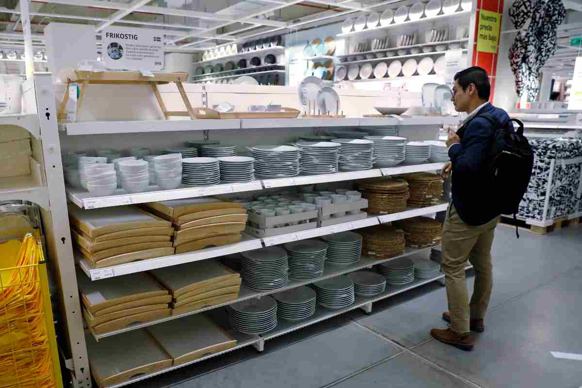 cliente in un negozio di Ikea