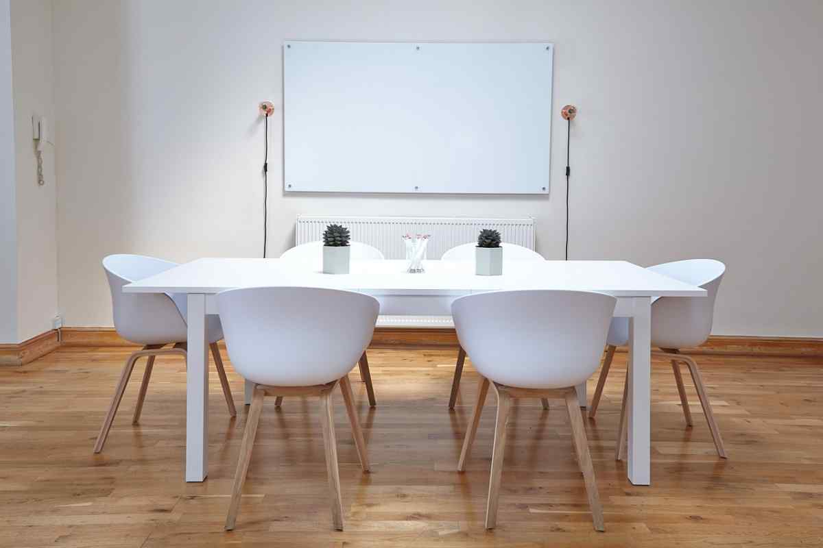 parquet con casa e sedie