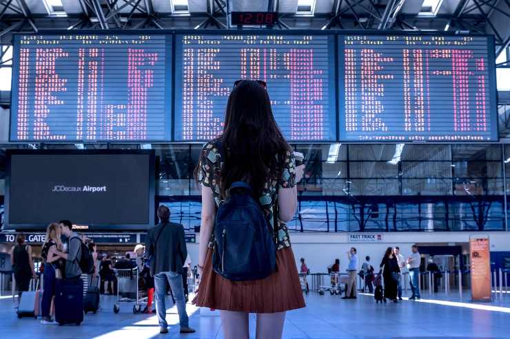 una passeggera ripresa di spalle in aeroporto
