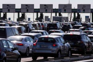 auto in coda al casello autostradale