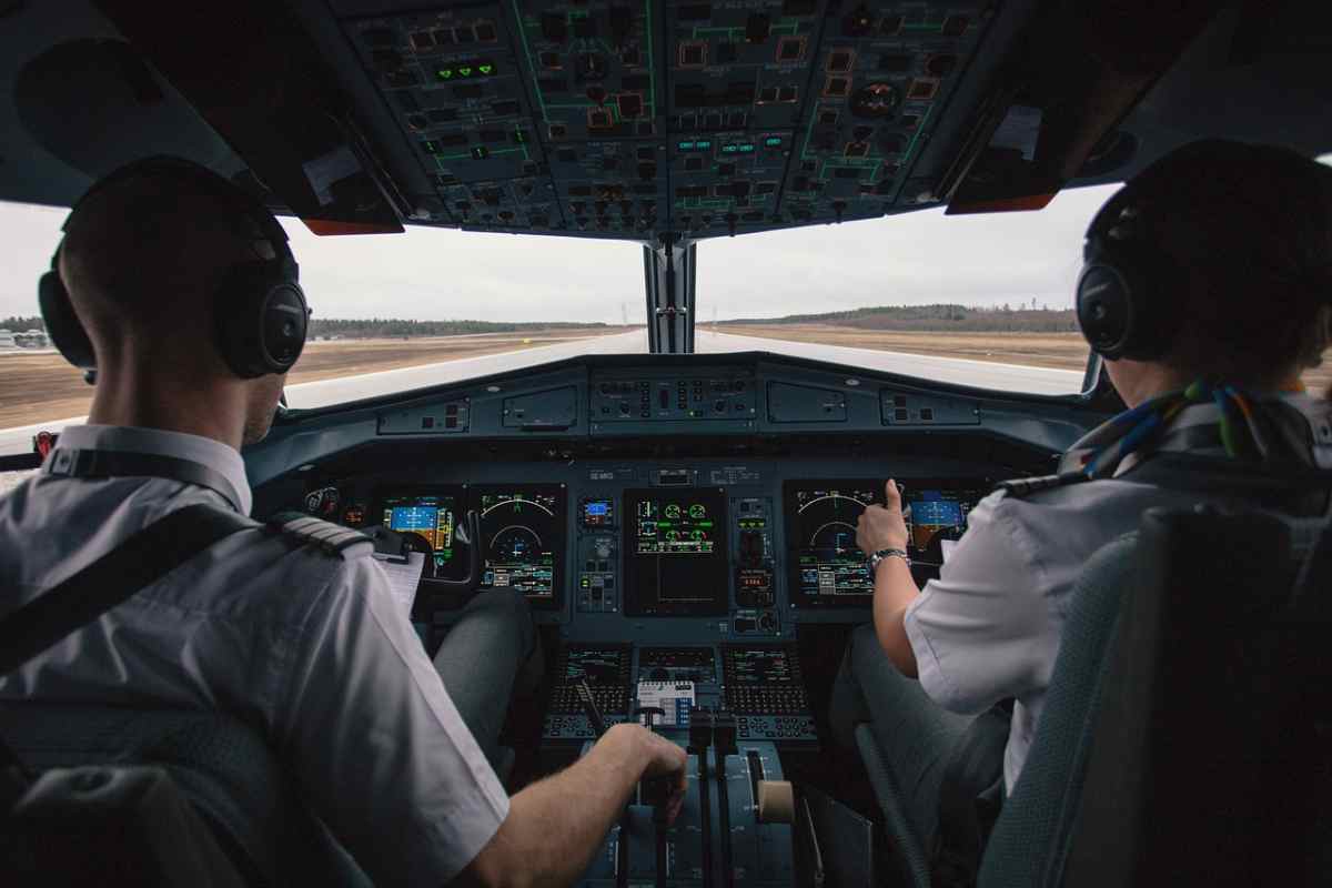due piloti di aereo in cabina