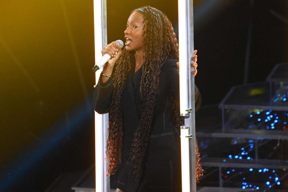 Samira Lui mentre canta